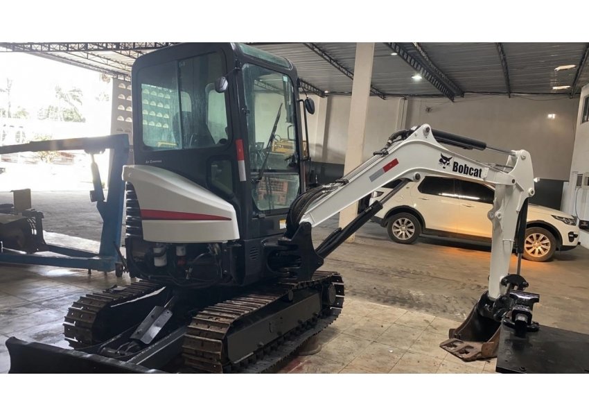 Mini-Escavadeira Bobcat E26 ano 2012